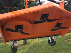 sichelmäher mit 3 horizontal angelegten messern 120cm mod dm 120