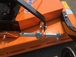 sichelmäher mit 3 horizontal angelegten messern 120cm mod dm 120