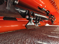 mittelschwerer mulcher mit hydraulische seitenverstellung für alle mittleren traktoren mit reifen oder gleisketten mod cervo 200