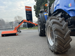 hydraulischer böschungsmulcher mit auslegearm für traktor mod merlo