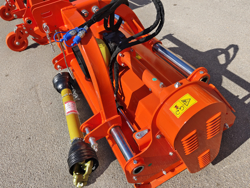 mittelschwerer mulcher mit hydraulische seitenverstellung für alle mittleren traktoren mit reifen oder gleisketten mod cervo 180