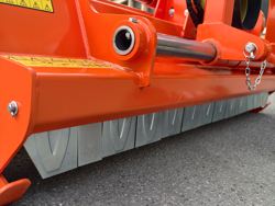 mittelschwerer mulcher mit hydraulische seitenverstellung für alle mittleren traktoren mit reifen oder gleisketten mod cervo 200