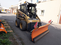 snow plow for up to 3 0 ton skid steer loaders ln 220 m